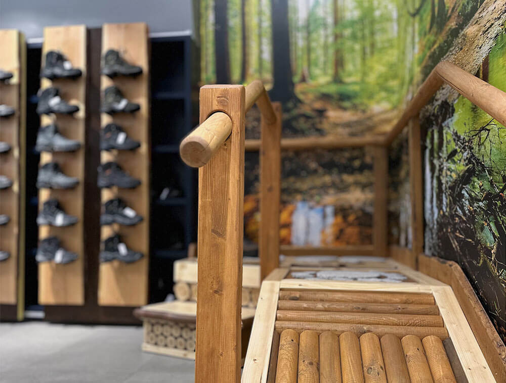 Live-Teststrecke für Wanderschuhe bei Schreiber Schuhe
Siegen: Testpfad mit Waldpanorama-Wandbild zum Testen von
Wanderschuhen im Schuhfachgeschäft Siegerland